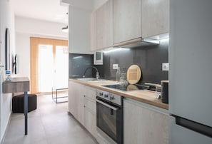 Réfrigérateur, four, plaque de cuisson, cafetière/bouilloire
