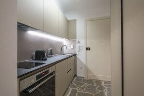 Refrigerador, horno, placa de cocina, cafetera/tetera