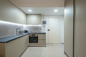 Refrigerador, horno, parrilla de estufa y cafetera y tetera
