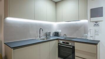 Fridge, oven, stovetop, coffee/tea maker