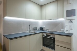 Refrigerador, horno, parrilla de estufa y cafetera y tetera