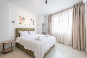 1 bedroom, desk, WiFi, bed sheets