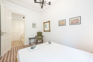 1 dormitorio, escritorio, tabla de planchar con plancha y wifi