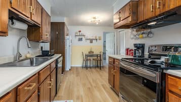 Frigorífic, microones, forn i placa de cuina