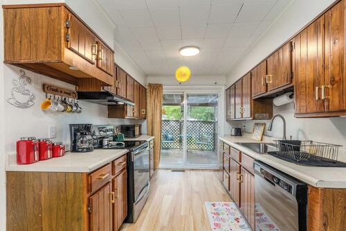 Cozy Bee Hive • Cheerful Stay Near Town