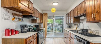 Cozy Bee Hive • Cheerful Stay Near Town