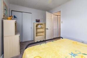 Desk, WiFi, bed sheets