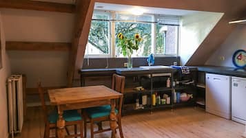Kühlschrank, Geschirrspüler, Wasserkocher mit Kaffee-/Teezubehör