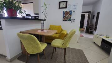 Dormitorio condiviso, 1 camera da letto, fumatori, balcone | Sala da pranzo