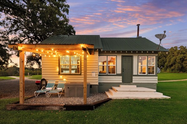 Exterior - Cedar Nest- LAKEFRONT Cabin retreat with a Jacuzzi in Texoma Shores Resort (Madill)