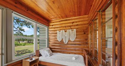 Cedar Nest- LAKEFRONT Cabin retreat with a Jacuzzi in Texoma Shores Resort