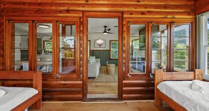 Cedar Nest- LAKEFRONT Cabin retreat with a Jacuzzi in Texoma Shores Resort
