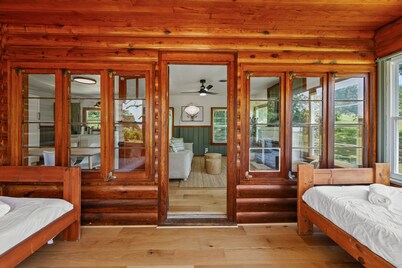 Cedar Nest- LAKEFRONT Cabin retreat with a Jacuzzi in Texoma Shores Resort