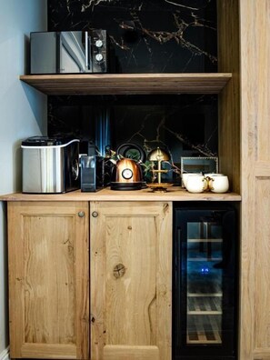 스위트, 시내 전망 | 거실 공간 | 케이블 채널 시청이 가능한 65인치 스마트 TV, 벽난로