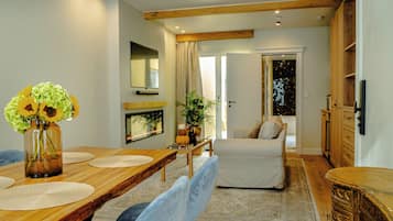 Suite, City View | Egyptian cotton sheets, premium bedding, pillow-top beds