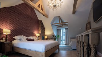 Suite, City View | Egyptian cotton sheets, premium bedding, pillow-top beds