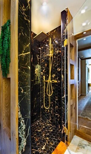 Suite, vue sur la ville | Salle de bain