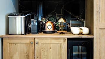 Suite, City View | Coffee and/or coffee maker