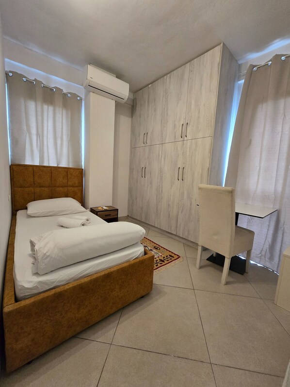 1 bedroom - Room-1single Room With Balcony and City (Tirana)