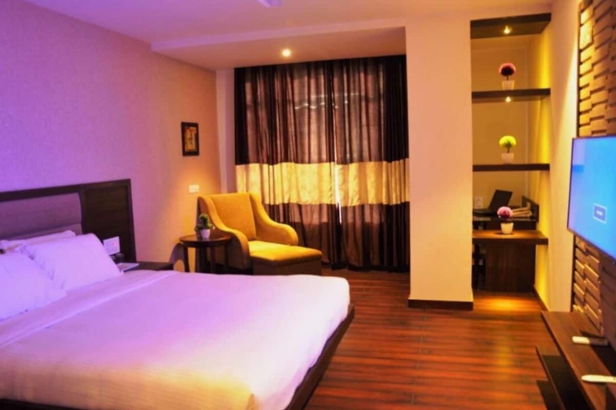 Phòng Deluxe | Bàn, khu vực làm việc phù hợp cho laptop