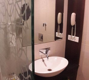 Dusj, håndklær, såpe og sjampo