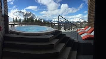Bañera de hidromasaje al aire libre