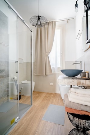 Deluxe Quadruple Room, Patio, Garden View | Bathroom