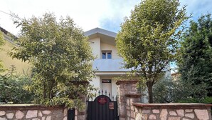 Une porte en pierre sur laquelle est apposée une plaque indiquant : « B&B Franciscorta Relais 1907 ».