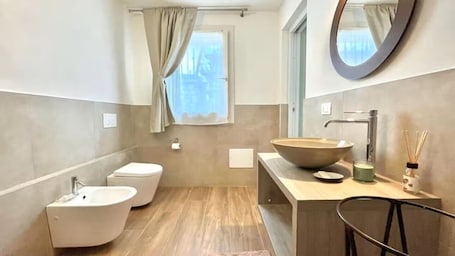 Quadrupla Deluxe, patio, vista giardino | Bagno | Doccia, asciugacapelli, asciugamani, sapone. B&B FRANCIACORTA RODENGO SAIANO