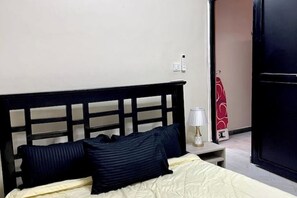 Planxa i posts de planxar i roba de llit