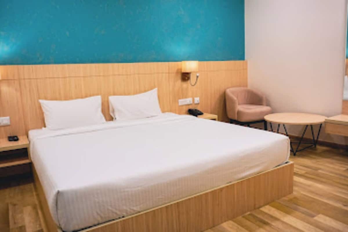 Double Room | In-room safe, iron/ironing board, free WiFi