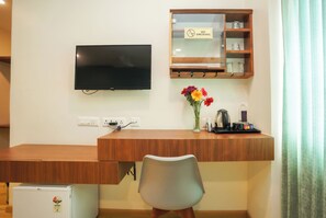 Premium Double Room, 1 Katil Raja (King) | Peti besi dalam bilik, seterika/papan seterika, Wi-fi percuma