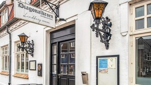 Ein Gebäude mit einem Schild, auf dem 