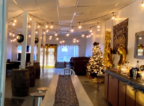 House near Osage River Ideal for Group Getaways & Special Events, Sleeps up to 8