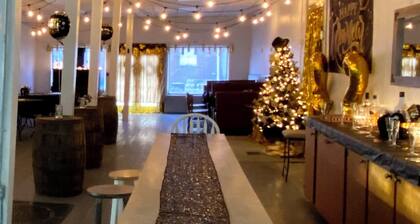 House near Osage River Ideal for Group Getaways & Special Events, Sleeps up to 8