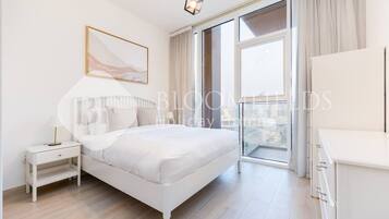 Caja de seguridad en la habitación y tabla de planchar con plancha