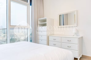 Coffres-forts dans les chambres, fer et planche à repasser