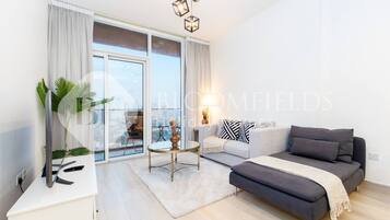 Caja de seguridad en la habitación y tabla de planchar con plancha