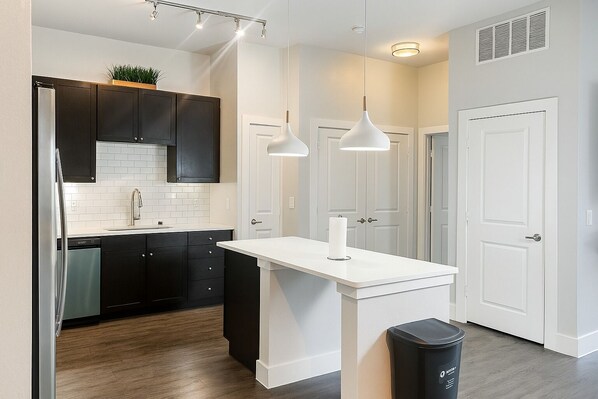 Réfrigérateur, micro-ondes, four, plaque de cuisson