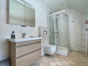 Shower, hair dryer, towels, soap - Charming 3-bedroom villa in delightful Moss, Østfold with AC, WiFi (Østfold)