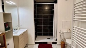 Ein modernes Badezimmer mit Dusche, Toilette und Waschbecken.
