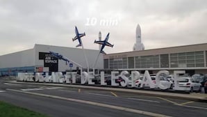 Ein Museumseingang mit einem großen Schild, auf dem "MUSEE AIR & ESPACE" steht, und einer Rakete im Hintergrund.