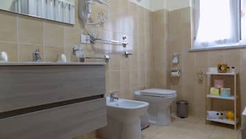 Haartrockner, Bidet, Handtücher, Seife