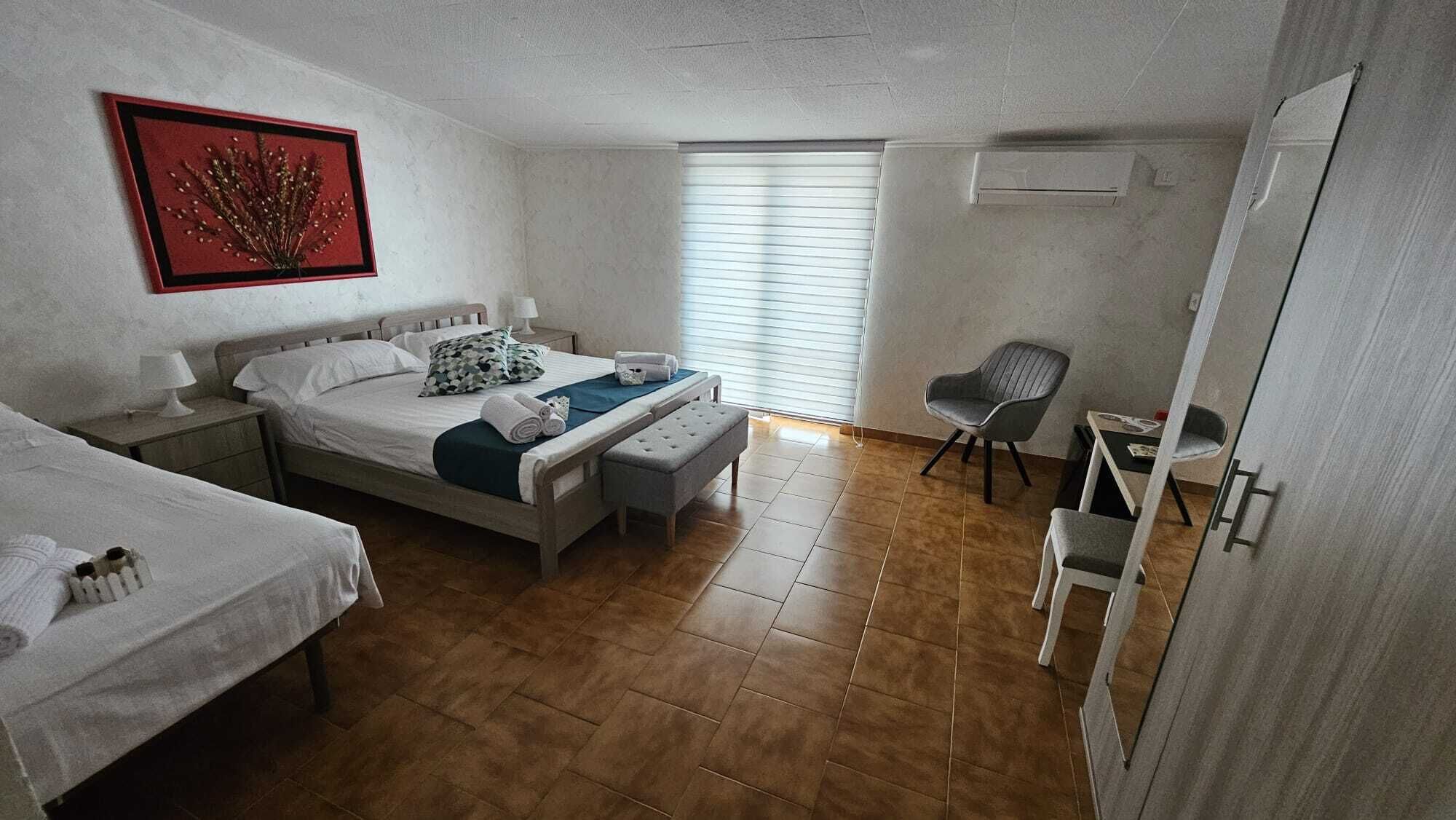 1 camera, una cassaforte in camera, una scrivania, culla da viaggio