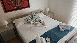 1 soverom, safe på rommet, skrivebord og reiseseng for barn