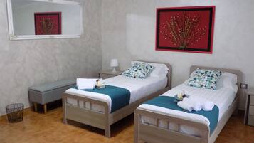 1 camera, una cassaforte in camera, una scrivania, culla da viaggio