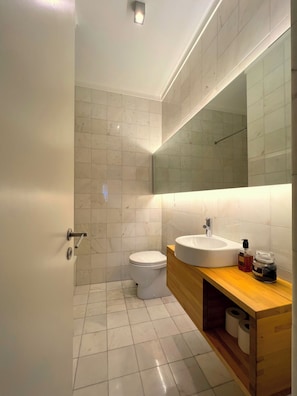 Douche, sèche-cheveux, bidet, serviettes fournies