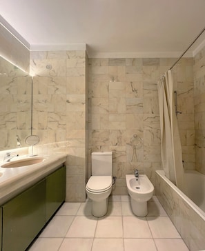 Regadera, secadora de cabello, bidet, toallas