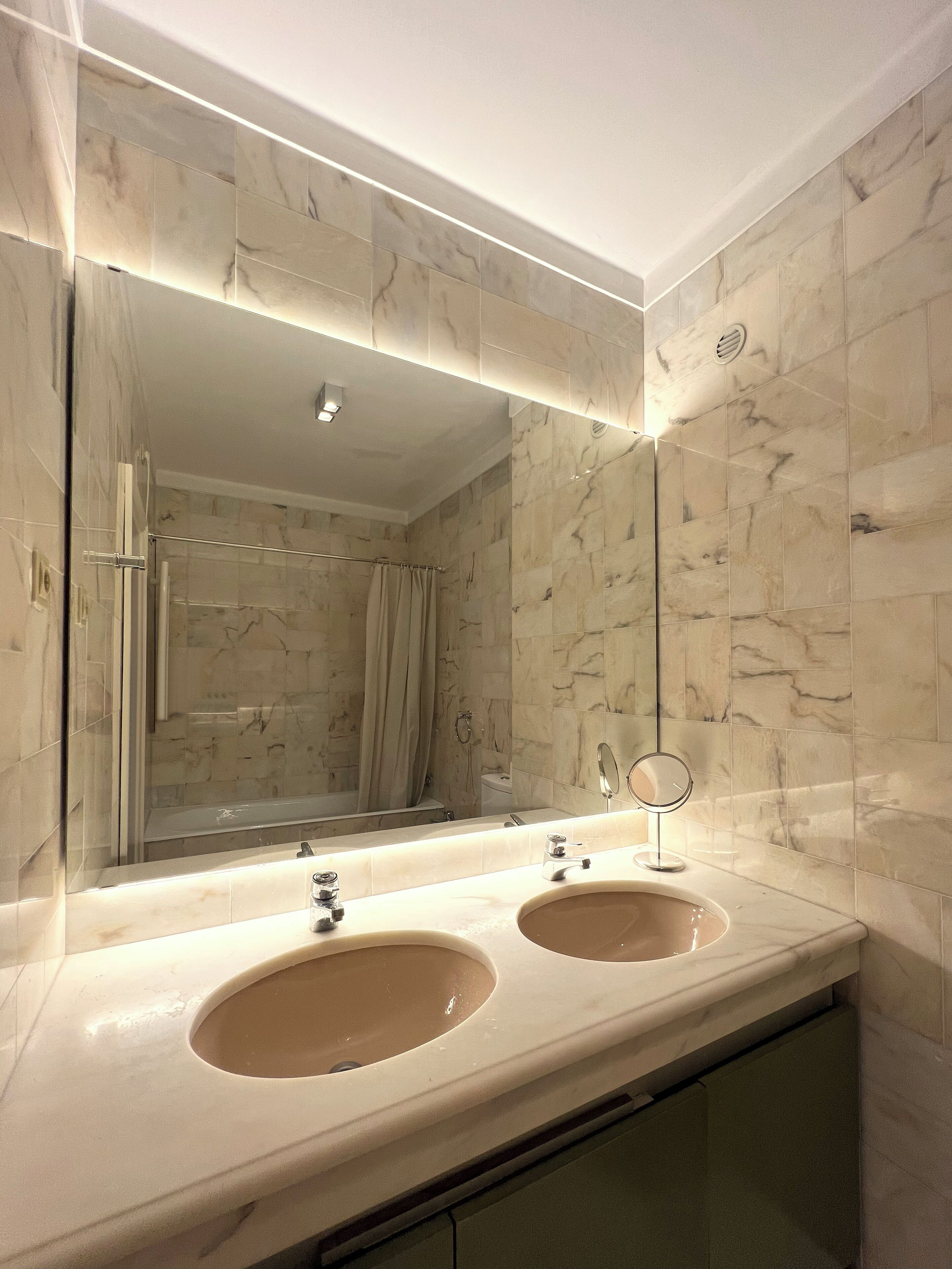 Douche, sèche-cheveux, bidet, serviettes fournies