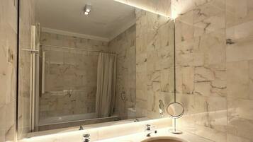 Douche, sĂšche-cheveux, bidet, serviettes fournies